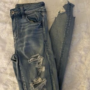 AMERICAN EAGLE RIPPED JEANS